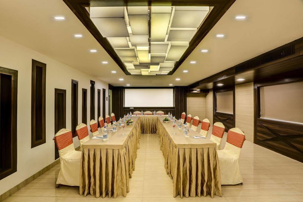 Golden Chariot Vasai Hotel מראה חיצוני תמונה